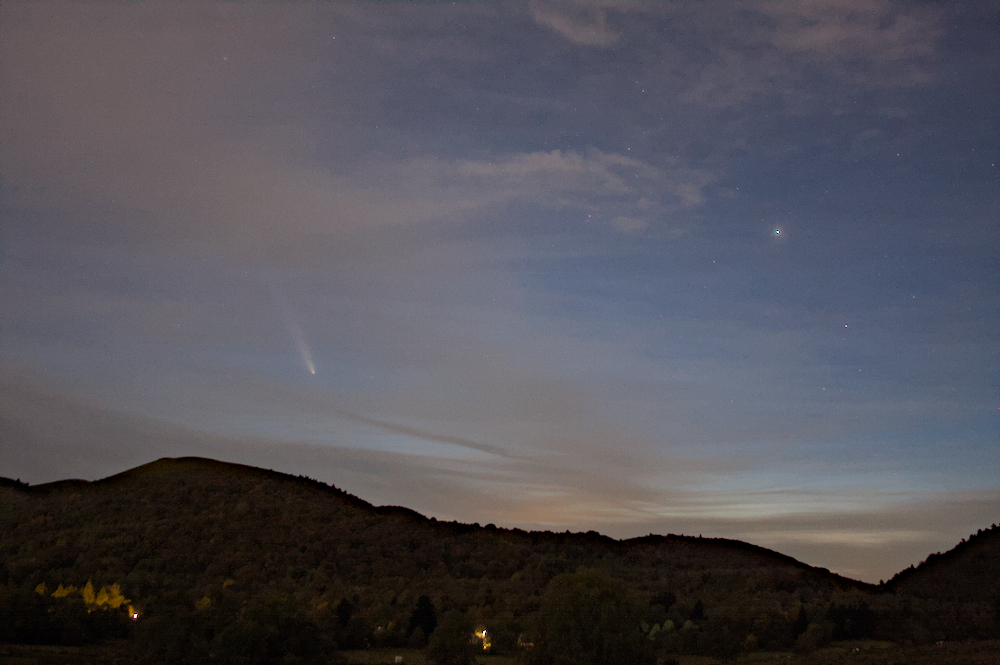 Comète C/2023 A3 (#Tsuchinshan_ATLAS) vue hier soir au-dessus du #volcan Pariou, en <a href="/chainedespuys/">Chaîne des Puys</a>. Ciel pas terrible mais visible à l'oeil nu quelques minutes malgré tout