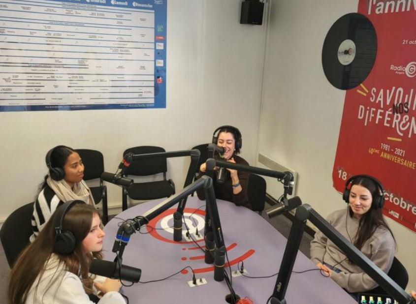 #TousMobilisés |📢Enregistrement PITCH Radio Jeunes avec <a href="/RadioG/">Radio Web Gongogi</a>!
🎯Apprendre à se présenter positivement avec les techniques de la Radio☀️
#CVAudio
#AvecFranceTravail