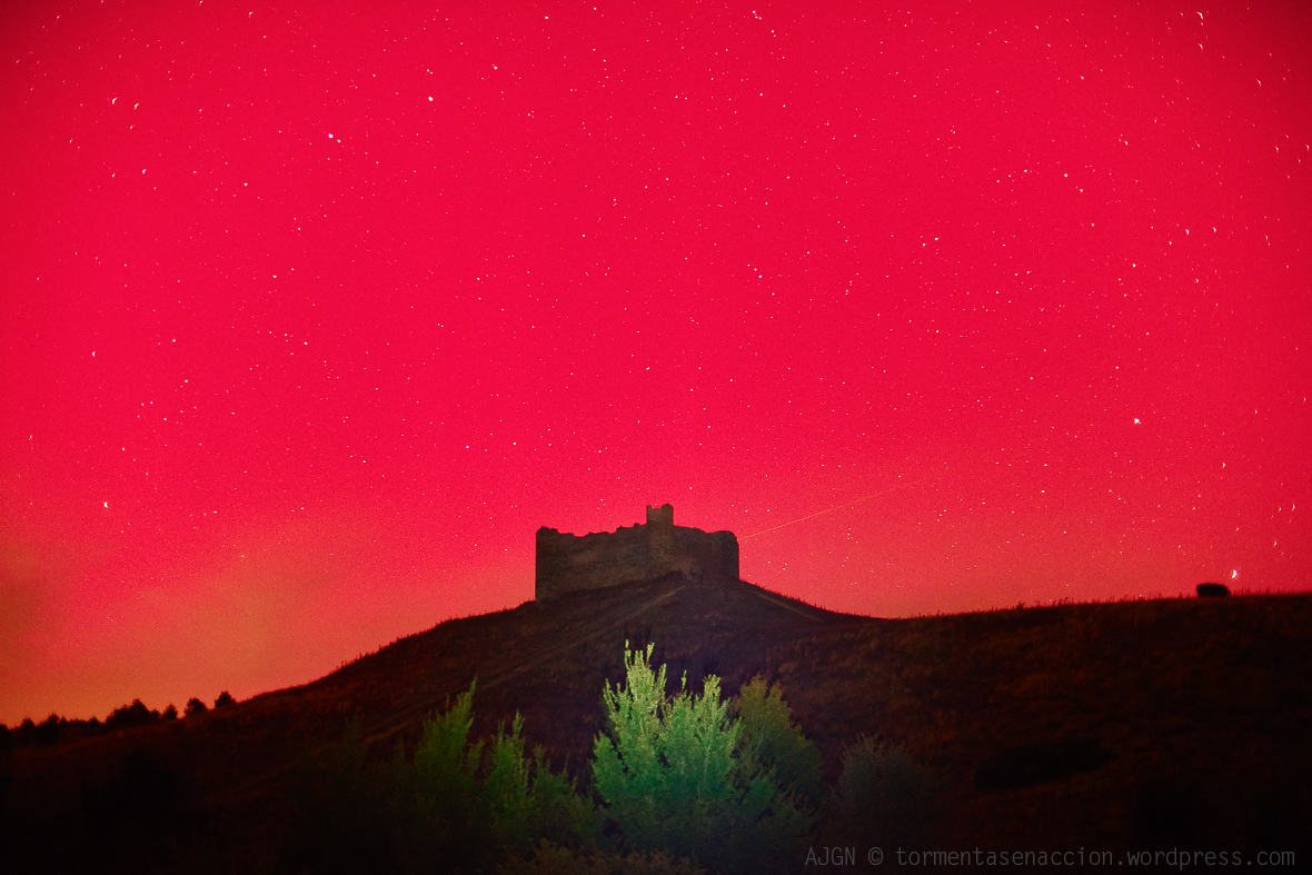 Tormentas_E_A's tweet photo. Hace 4 días. #Aurora polar gobernando la madrugada del 11-10-2024. 39ºN #España #Spain. No comment:
Primer plano del #castillo #castle de Haro (#Cuenca). Versión SIN y CON #meteoro #meteor #estrellafugaz, que aparece "atacando" a la fortaleza.
#auroraborealis #northernlights https://t.co/Z67qfP8rTj