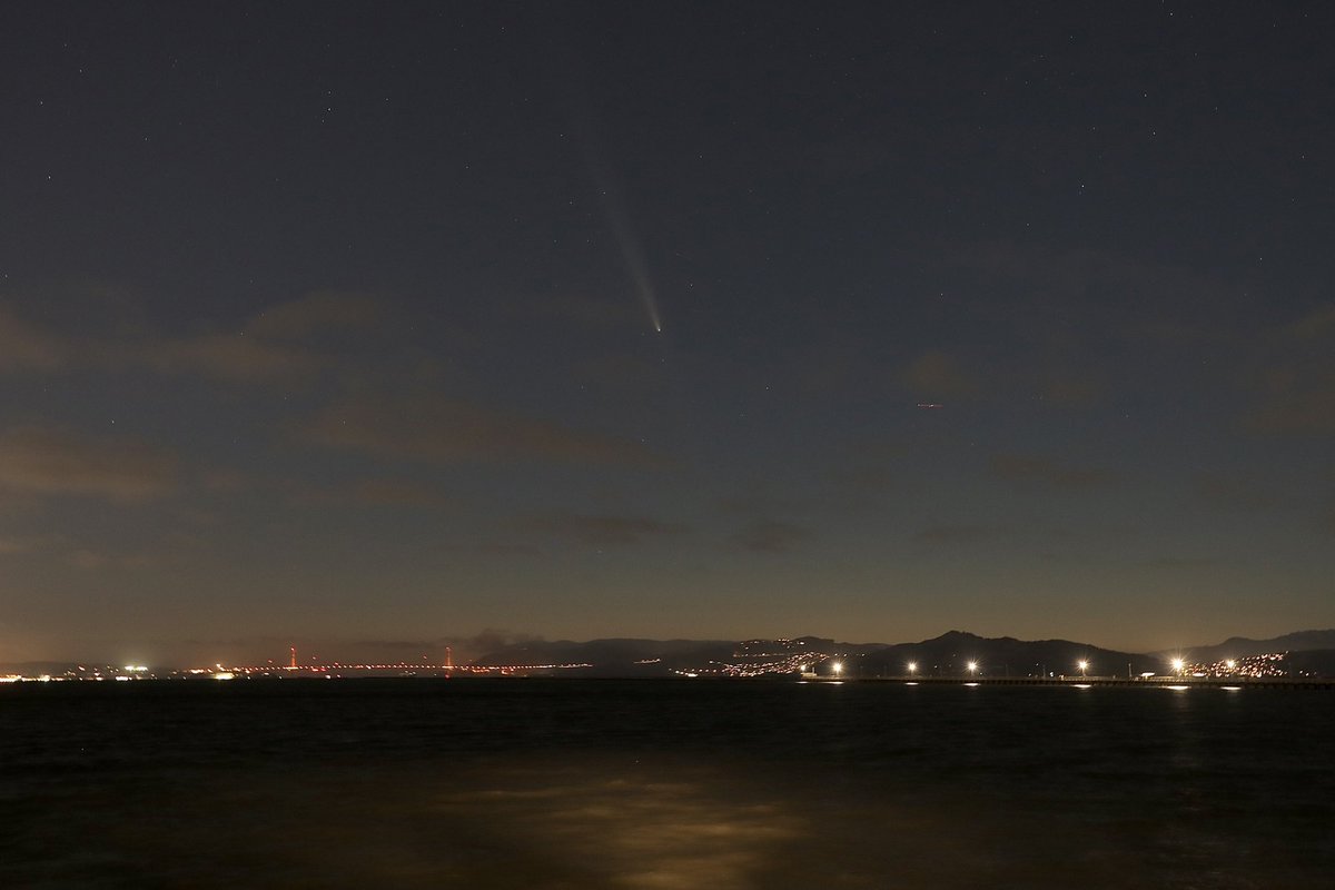 newsfroggie's tweet photo. The Tsuchinshan-Atlas comet soared over the Golden Gate Bridge and Marin County. If you miss it, it will be back in 80k years. https://t.co/9Cm2Z6Mt4g