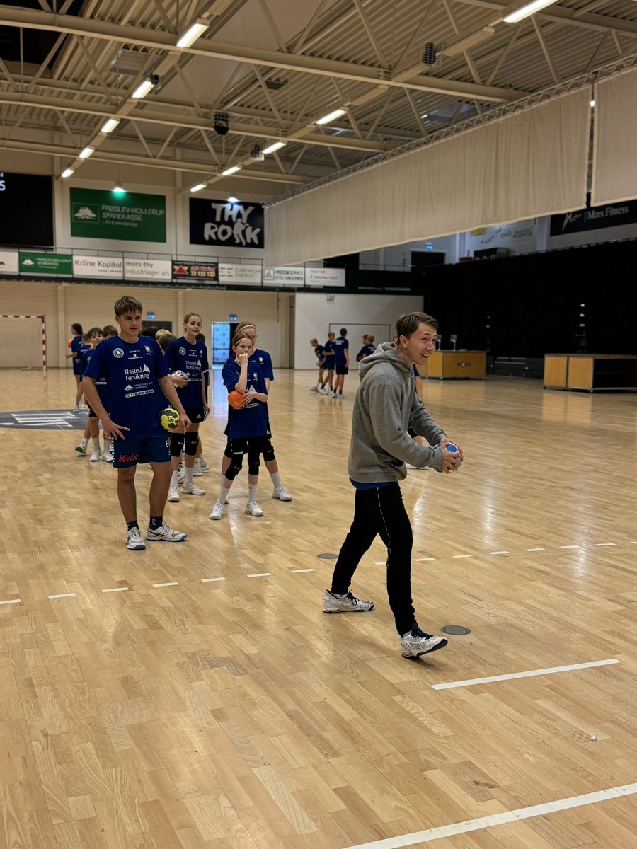 MorsThyHandbold's tweet photo. I går var vi inviteret på Håndboldskolen i HF Mors, hvor 60 friske piger og drenge bruger 3 dage i efterårsferien på 𝙃𝘼̊𝙉𝘿𝘽𝙊𝙇𝘿 😍

Først masser af træning, skud, redninger og tricks, derefter spørgerunde og til sidst fælles frokost i Café Arena 💙 https://t.co/0lsdp1xyL6