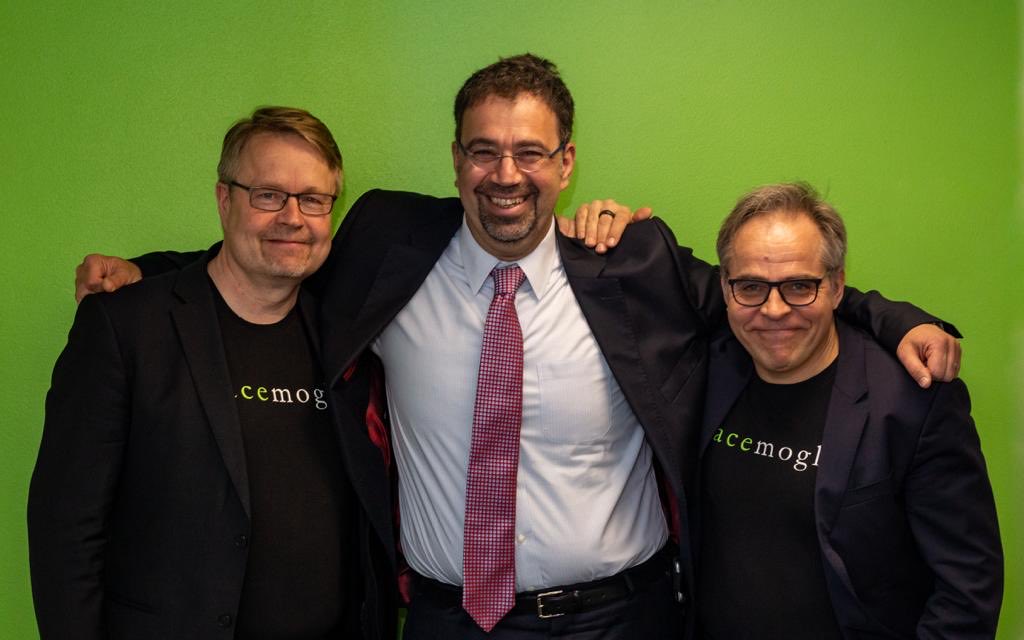 Nobelisti Daron Acemoglu: terävä, hauska, välitön, hirviömäinen muisti. Vieraili podcastissamme 2019 ja sai meidän teettämän fanipaidan. 5 v myöhemmin vielä kiitteli, mutta valitteli, että on pieni riski saada omahyväisen leima, jos kulkee paidassa, jossa lukee oma nimi. 😄