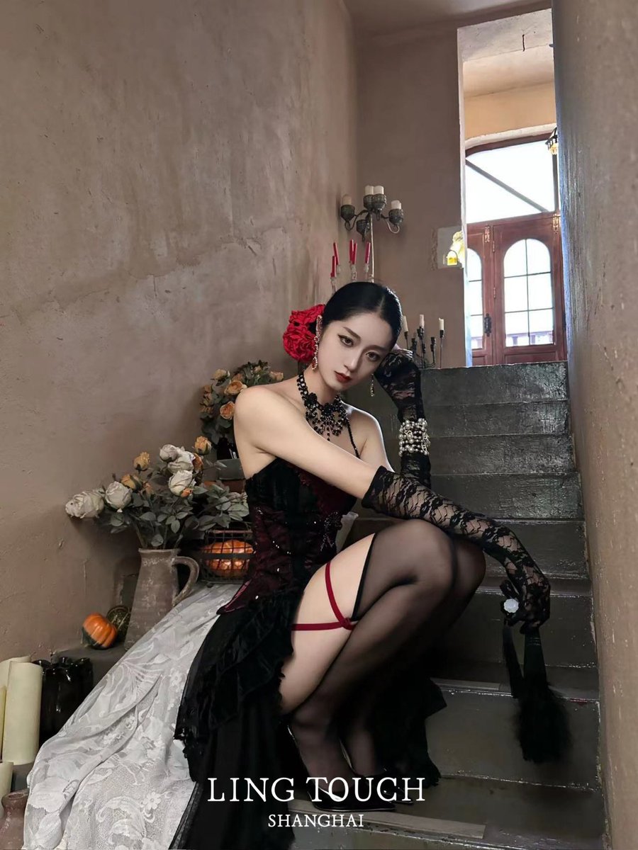 华贵与欲望交织
“城堡里会摄人心魄的公爵夫人”

森山大道联名款红唇丝袜「绊」
红黑撞色，热烈又神秘
红唇烈焰，释放不羁欲感

直达选购📮https://t.co/8zWCImK9sg

#LingTouch #绫丝袜 #绫 #绫天猫旗舰店 #丝袜 #丝袜控 #パンスト #ストッキング https://t.co/eRA2iQ0Nag