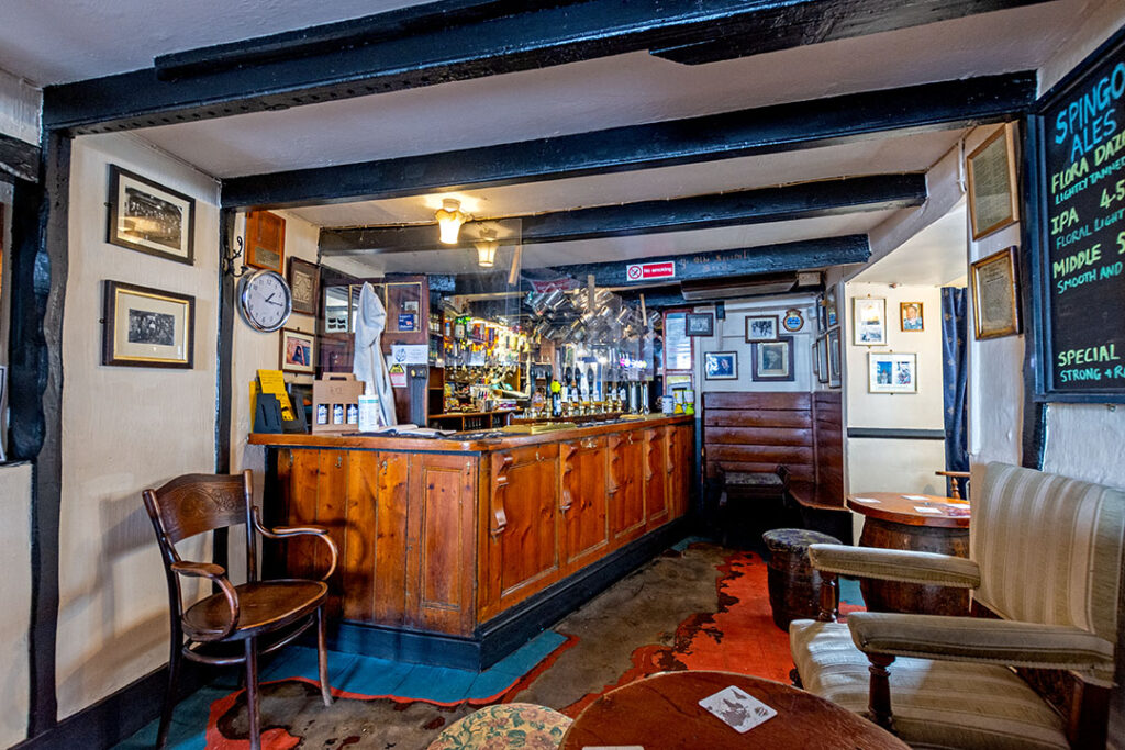 LucanonLizard's tweet image. Two or three pints of middle at The Blue last eve&apos;. I don&apos;t think that there&apos;s a better pub in the world. The worn out shades of painted floor are like no other.

The Blue Anchor #Hellys #Spingo