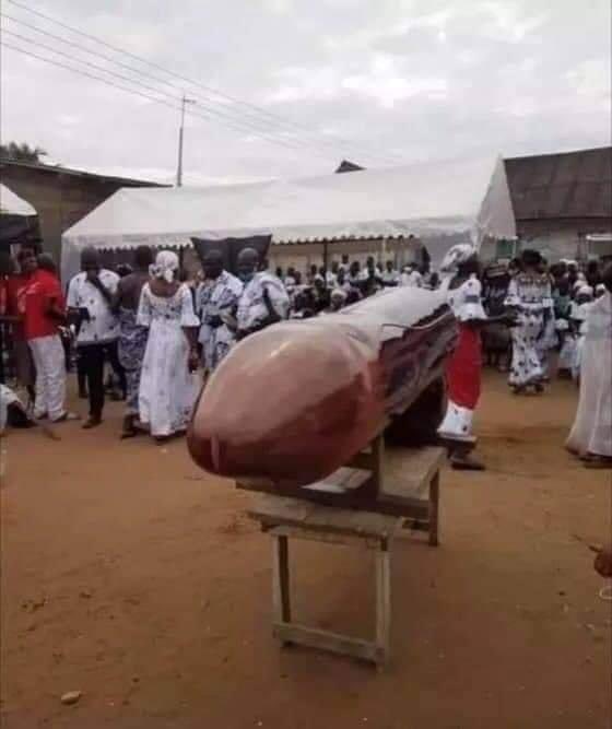 itu_nadia's tweet photo. Bathong bare a family in Ghana buried their daughter who was a prostitute in a casket resembling what she liked most🤨 https://t.co/pTBVJtSVKD