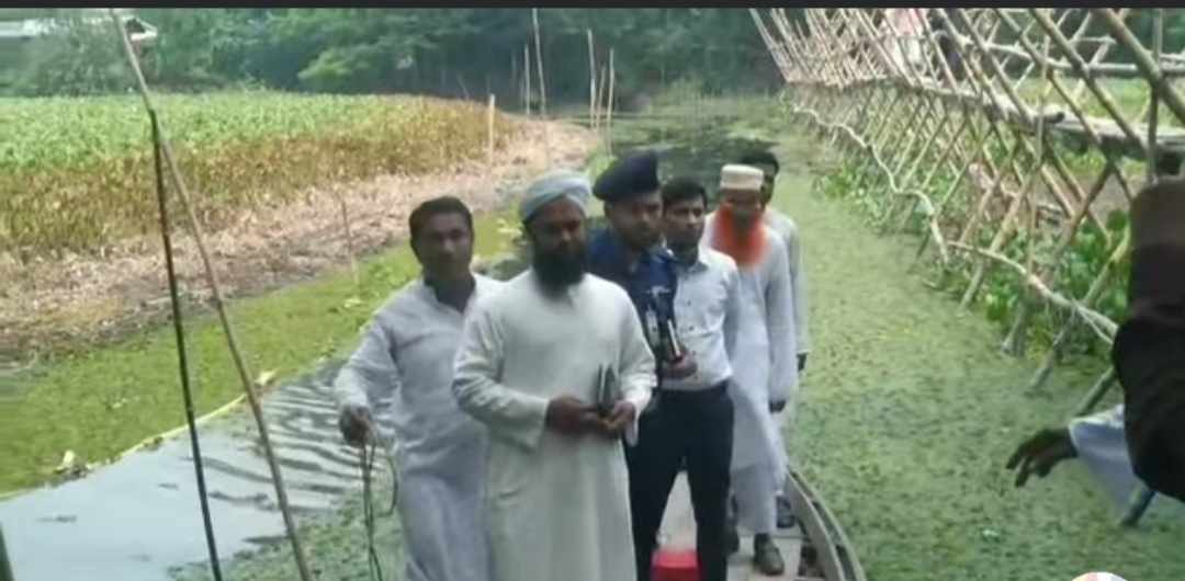 আমতলীতে স্বেচ্ছাশ্রমে কাঠের সেতু নির্মাণের উদ্বোধন!