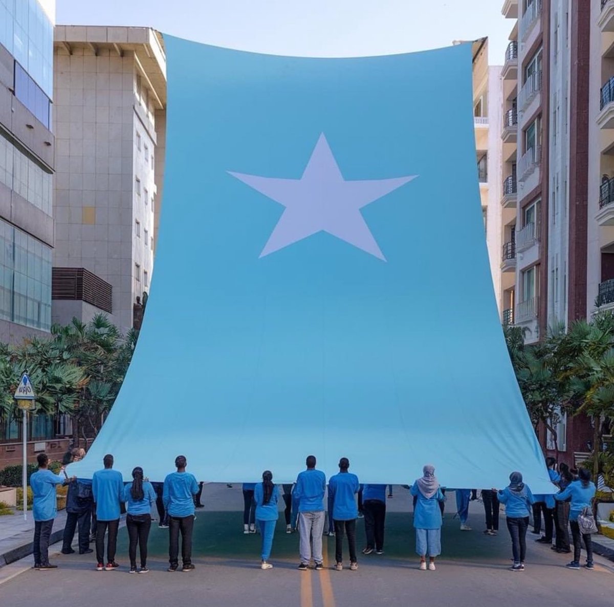 الإبتهاج والتفائل في #مقديشو العاصمة والنواح يأتينا من بلدة مجاورة. 

#الصومال_تتحدث