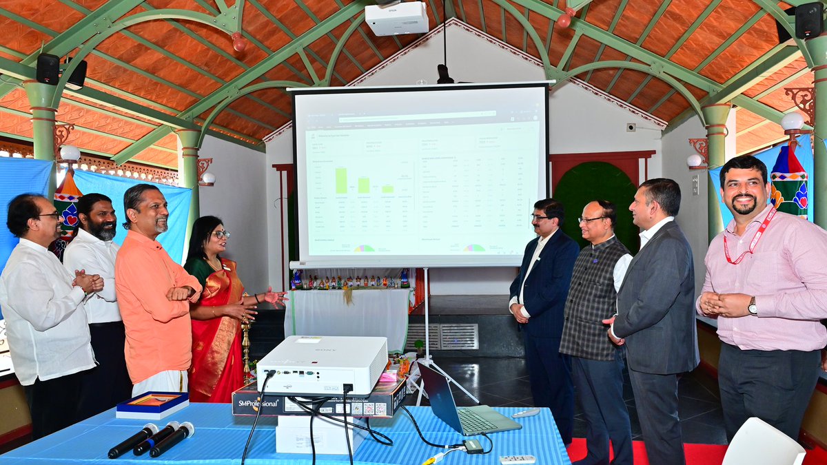 Zoho's tweet photo. Celebrating a significant milestone with the Union Bank of India! 🙌🏼

Together, we co-created CRM Edge—a customer experience platform, transforming experiences for over 160M of their customers across country. Our leadership teams gathered in Tenkasi to celebrate this success. 😇 https://t.co/ar6nWFclr1