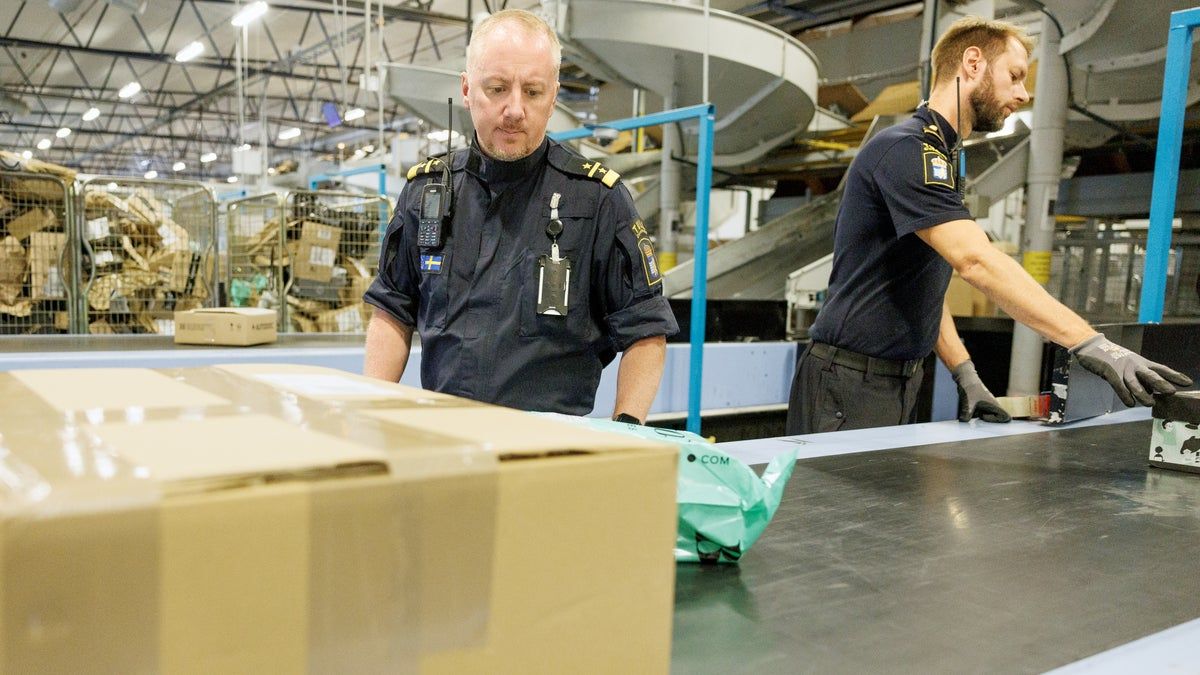 Tullverket stoppar mängder av otillåtna produkter: ”Flödet med paket från Kina har exploderat”  buff.ly/407gOL8