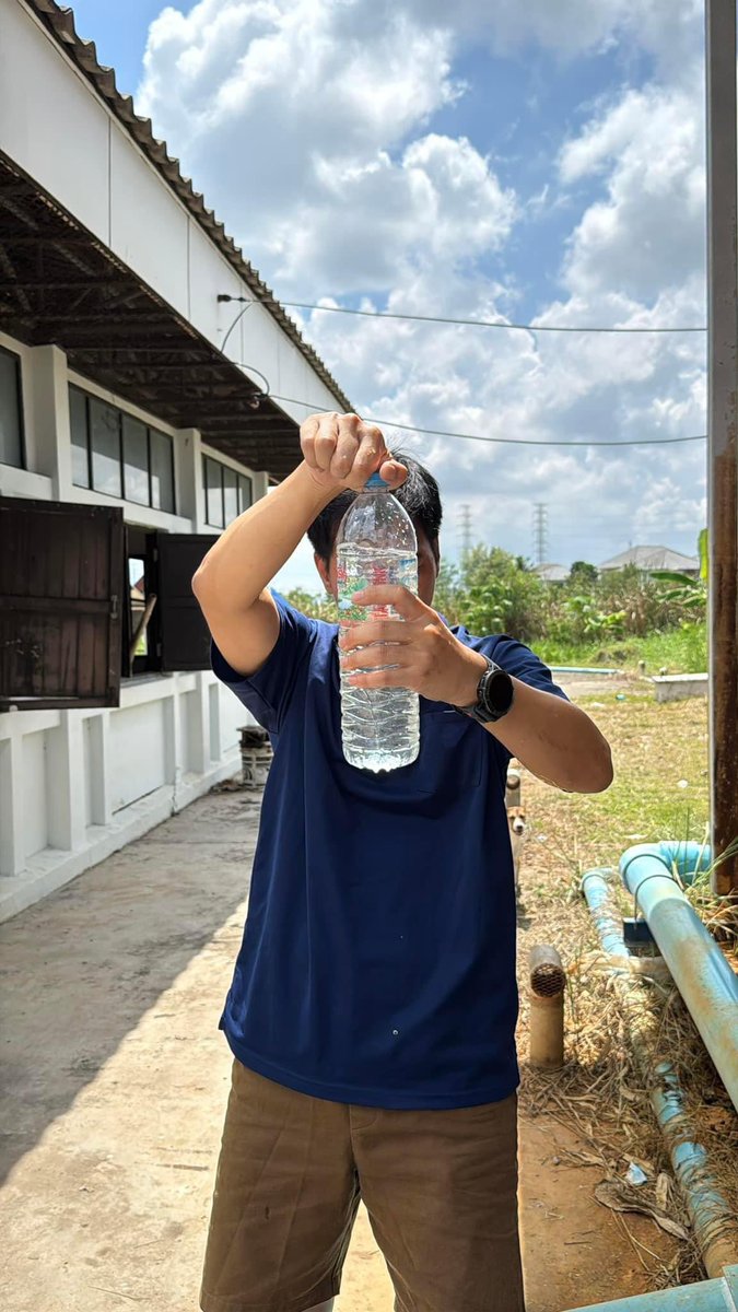 macky_pple's tweet image. น้ำประปา #ต.บ้านใหม่ ขุ่นเหลือง 

ท่อน้ำแตกที่ต้องมีการซ่อมอยู่เรื่อย ท่อเมนที่ได้รับถ่ายโอนมายังเป็นท่อเก่าอยู่ ต้องเปลี่ยนใหม่ 
สภาพน้ำที่ผมไปสำรวจมาต้นทางใส แต่บริเวณปลายท่อที่เกิดการแตกมักจะมีน้ำขุ่นครับ เนื่องจากมีการดำเนินการเปลี่ยนท่อเก่าเพื่อแก้ไขปัญหาท่อแตกและน้ำขุ่น