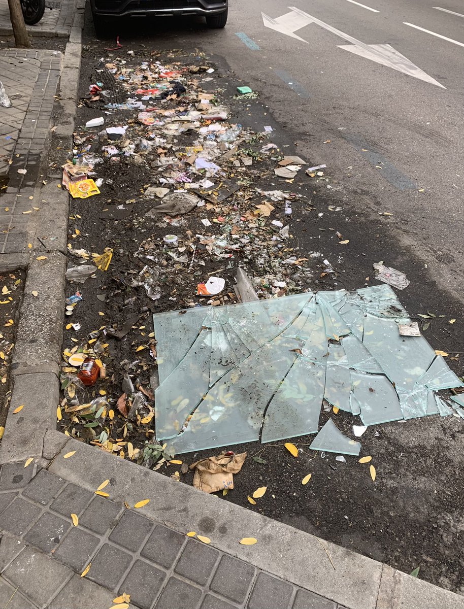 PachiRBarcala's tweet photo. @GomezAngulo, @AlmeidaPP_  c/Lope de Haro, Madrid, tras cambiar unos contenedores de ubicación.

Y así sigue 24 horas más tarde. 

@tono58, @SOSBravoMurillo, @giraldeo,@Ortega_Smith, @Caro_Elias_sv https://t.co/fyI1mGAHwK