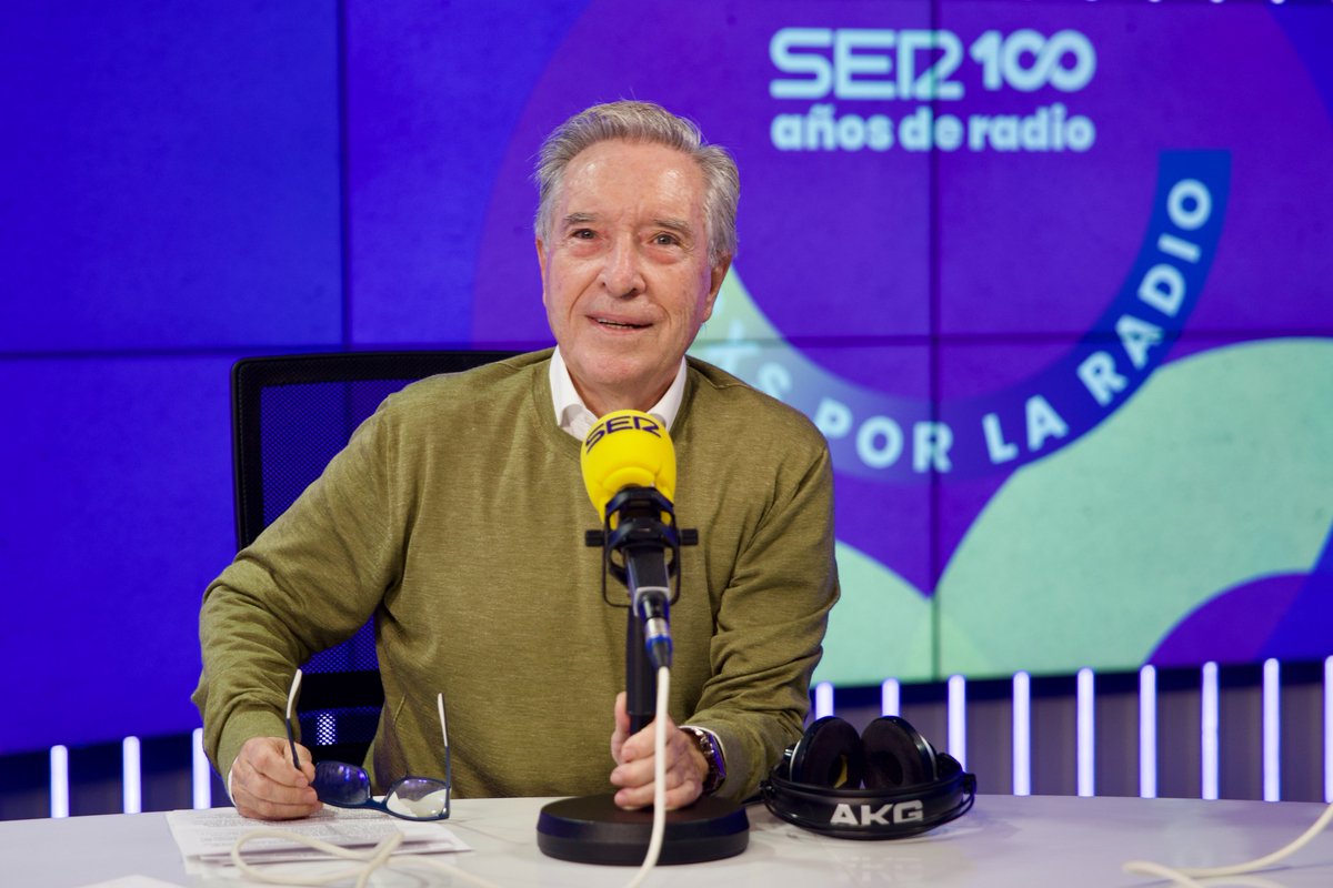 SER_Comunica's tweet photo. Iñaki Gabilondo ha vuelto por un día a @HoyPorHoy para celebrar el Centenario de @La_SER: "Estoy nervioso y emocionado".

El periodista ha sido el encargado de inaugurar la programación especial de los #100añosSER repasando las principales noticias de la jornada. https://t.co/CFq6QEsQ80