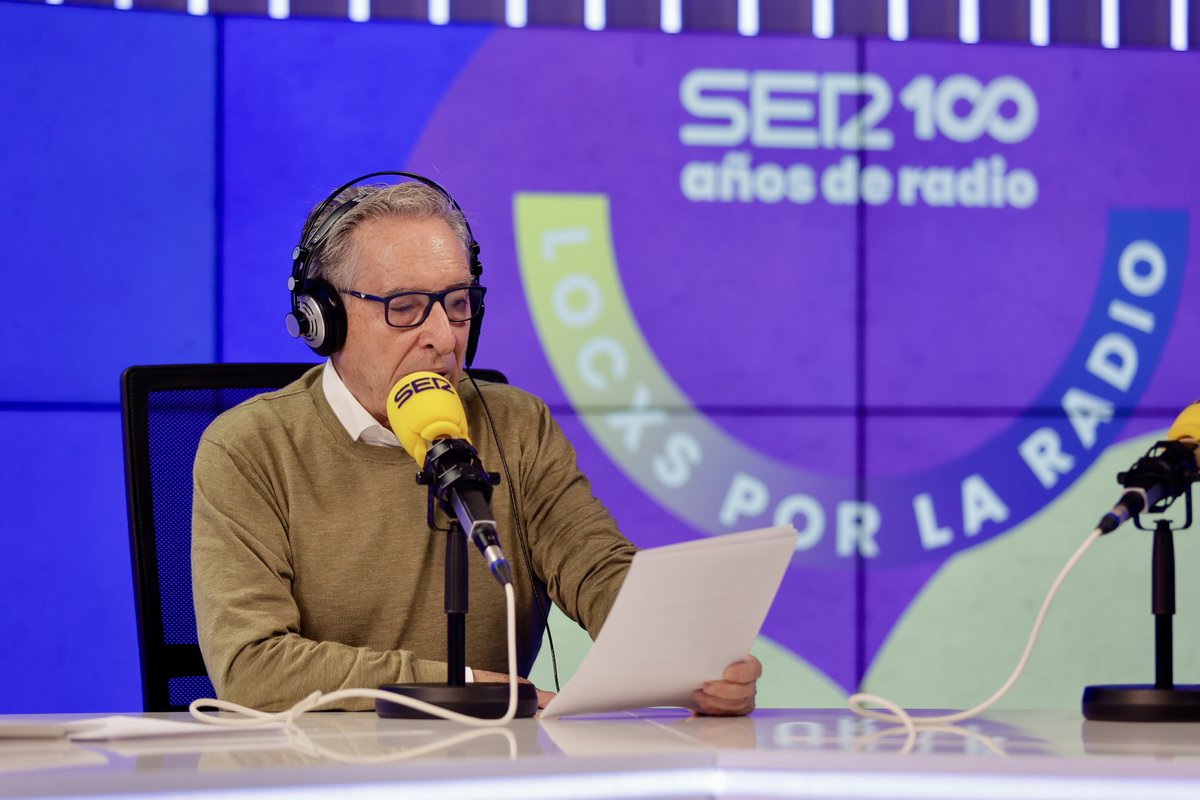 SER_Comunica's tweet photo. Iñaki Gabilondo ha vuelto por un día a @HoyPorHoy para celebrar el Centenario de @La_SER: "Estoy nervioso y emocionado".

El periodista ha sido el encargado de inaugurar la programación especial de los #100añosSER repasando las principales noticias de la jornada. https://t.co/CFq6QEsQ80