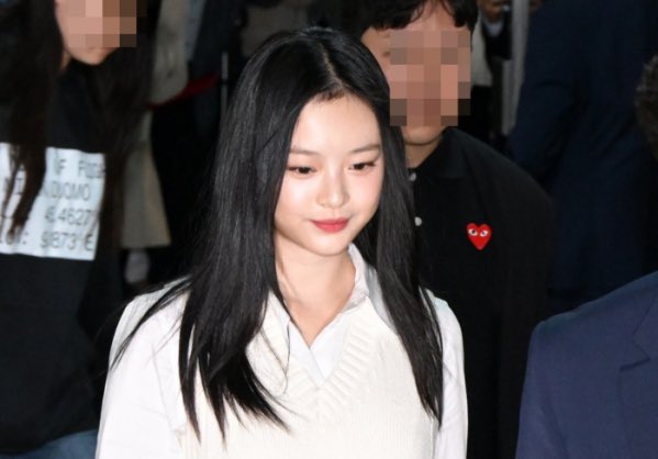 kchartsmaster's tweet photo. ADOR’s CEO Kim Jooyoung: I think I did everything I could do as an in-house director, but I wonder if there was something I could have done better when Hanni said she felt this way.

NewJeans’ Hanni: I'm sorry, but I don't think you did everything you could. You said you would protect us in the first place, but you didn't have the will to protect us or the ability to take action.

Kim Jooyoung: We will listen to the artists' voices and strengthen communication.