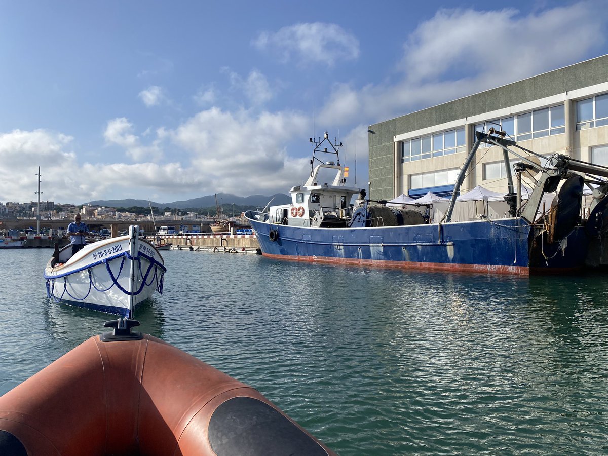 Més d’un segle d’història de salvament marítim, proa amb proa amb la Xaloquet de Salvacat. El bot salvavides de Calafell ha estat al port d’Arenys pel festival Maresmar i hem ajudat a en Josep a les maniobres per portar-lo al moll. Gràcies Tramuntana!