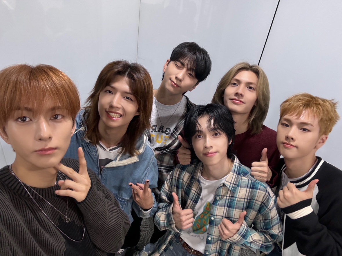XH_official's tweet photo. [ #Xtra_Scenes ]

이븐하게 익은 엑디즈의 뉴 앨범 토크 ✨

우리 엑디즈는 귀엽고, 재밌고, 노래도 좋은데, 말도 잘해 🥹💕

#XdinaryHeroes #엑스디너리히어로즈
#LIVE_and_FALL #Night_before_the_end
#WE_ARE_ALL_HEROES
#정오의희망곡김신영입니다 https://t.co/cR3aLUyI9I