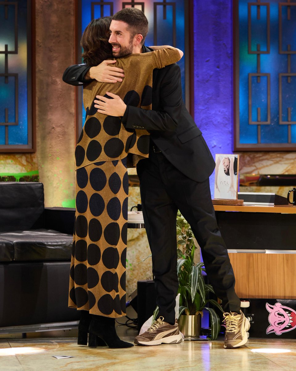 Ha habido intercambio de regalos, humor (¡mucho humor!)… y hasta el tráiler de #RitaPelícula ha tenido su momento.

Gracias, <a href="/davidbroncano/">David Broncano</a>, por este ratito tan divertido en #LaRevuelta... ¡Ten cuidado y no te pinches con el cactus!

🎞️ 25 de octubre estreno solo en cines.