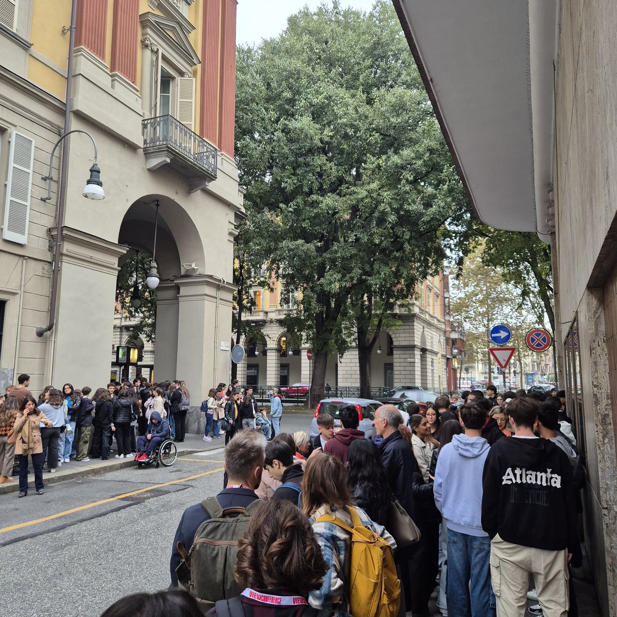 3DVF's tweet image. We are at @ViewConference 🇮🇹 this week! Many people already in line to get in.  
On the agenda today: Amy Smeed - @DisneyAnimation, @Mr_Sisson - @Pixar , Josh Cooley (director - Transformers One) and more!
#Viewconference