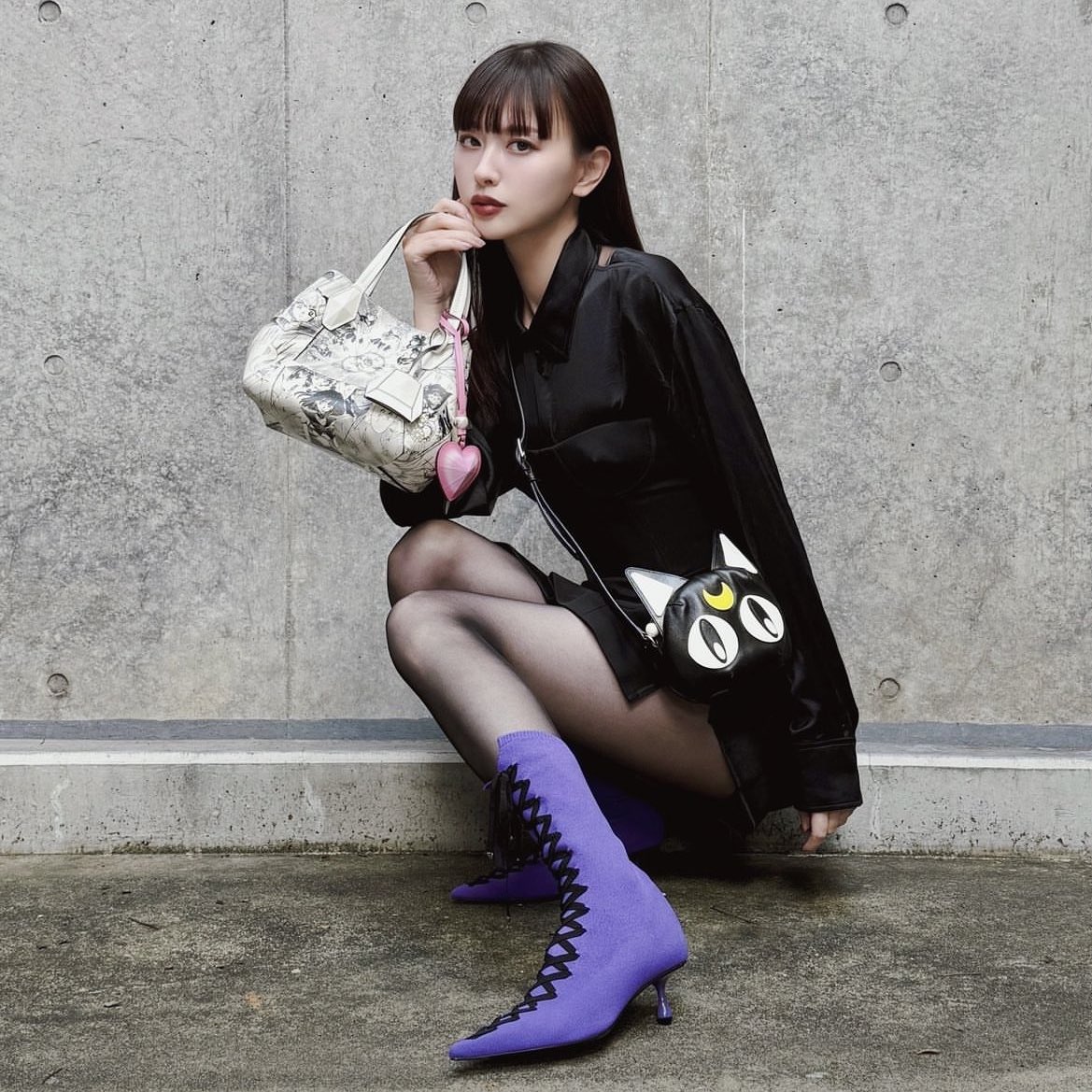 JIMMYCHOOジミーチュウ×セーラームーンコラボを宣伝するえみちぃ
ルナのポシェット(横 17.5 x 高 17.5)より顔が小さい