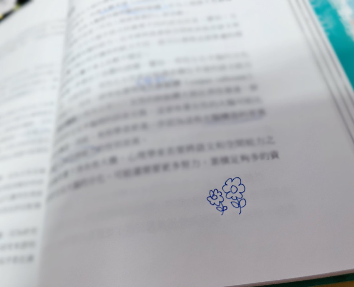 送給泥們兩朵美麗的小花，老師的課太無聊 小白快撐不住了…(ㅎ_ㅎ)… https://t.co/vBh984naVF