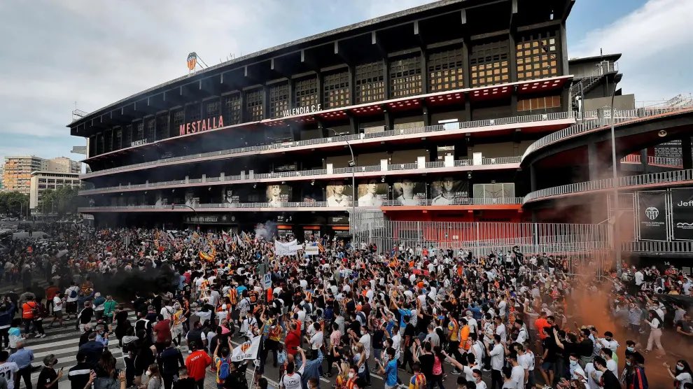 🪧La Asociación <a href="/LibertadVCF/">Libertad VCF</a> convoca una concentración el próximo lunes de 20 a 21 en las puertas de Mestalla como protesta por el trato recibido por <a href="/daaanii1414/">Dani cuesta</a> en Singapur y para mostrarle a Lim la necesidad urgente de que venda sus acciones y ponga fin a su etapa en el VCF