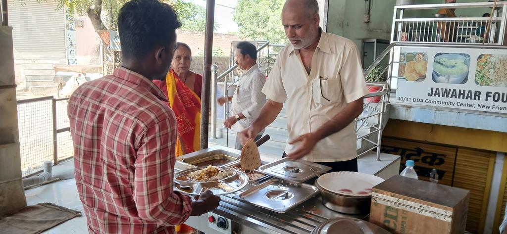 msinghc9's tweet image. ,,,,,₹ १ में भरपेट भोजन

,,,,,सुप्रसिद्ध उद्योगपति श्री @rij79 जी के सहयोग से

आज कुछ देर के लिए मैने भी अपना श्रमदान किया,,,,🙏🏾🌹🙏🏾 @BJP4India  @VasundharaBJP @AmitShah @narendramodi @drsomyagurjar @BJP4Rajasthan @JPNadda @zeerajasthan_ @ZeeNews @ZeeBusiness @aajtak @ndtv @CNN