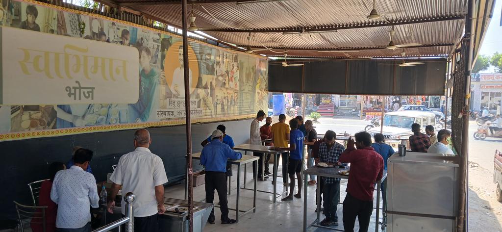 msinghc9's tweet image. ,,,,,₹ १ में भरपेट भोजन

,,,,,सुप्रसिद्ध उद्योगपति श्री @rij79 जी के सहयोग से

आज कुछ देर के लिए मैने भी अपना श्रमदान किया,,,,🙏🏾🌹🙏🏾 @BJP4India  @VasundharaBJP @AmitShah @narendramodi @drsomyagurjar @BJP4Rajasthan @JPNadda @zeerajasthan_ @ZeeNews @ZeeBusiness @aajtak @ndtv @CNN