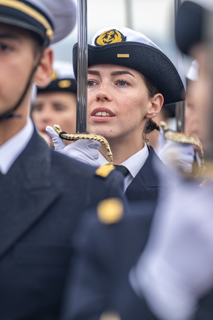MarineNationale's tweet image. #EcoleNavale | La promotion 2024 de l’@Ecole_navale a été présentée aux 🇫🇷. Présidée par l’amiral Vaujour @CEMM_FR, cette cérémonie marque un moment solennel dans le parcours des aspirants et élèves officiers. Elle scelle leur engagement au service de la 🇫🇷et de la Marine.
