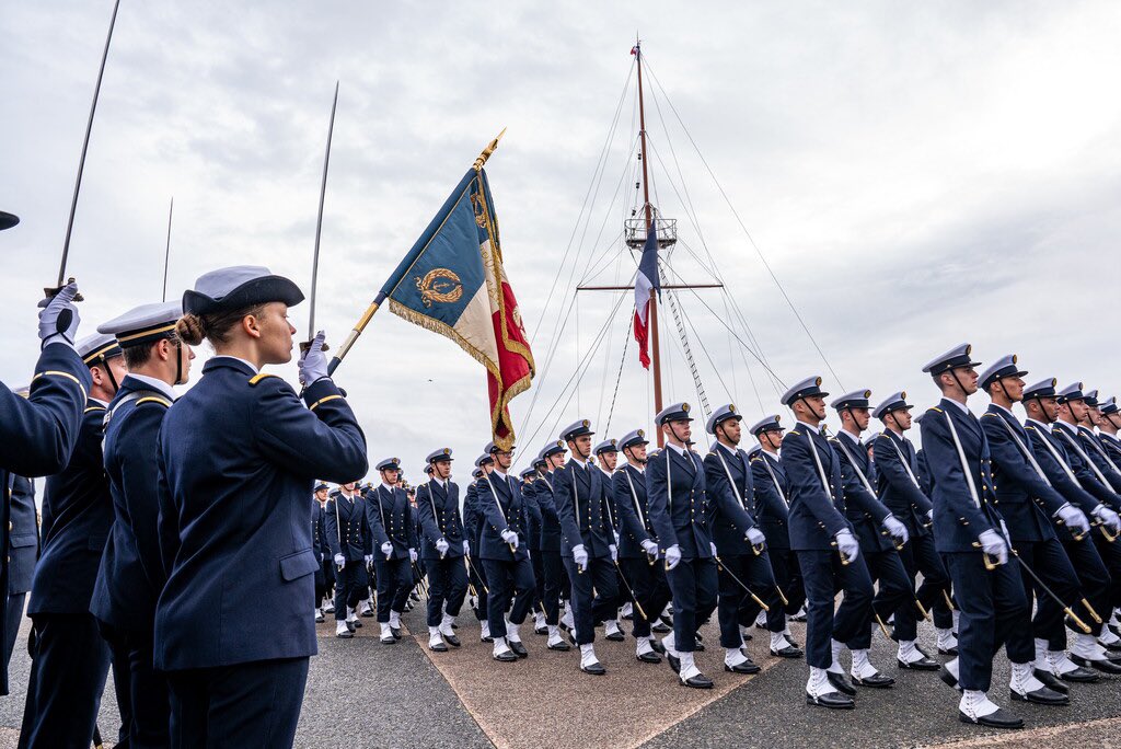 MarineNationale's tweet image. #EcoleNavale | La promotion 2024 de l’@Ecole_navale a été présentée aux 🇫🇷. Présidée par l’amiral Vaujour @CEMM_FR, cette cérémonie marque un moment solennel dans le parcours des aspirants et élèves officiers. Elle scelle leur engagement au service de la 🇫🇷et de la Marine.
