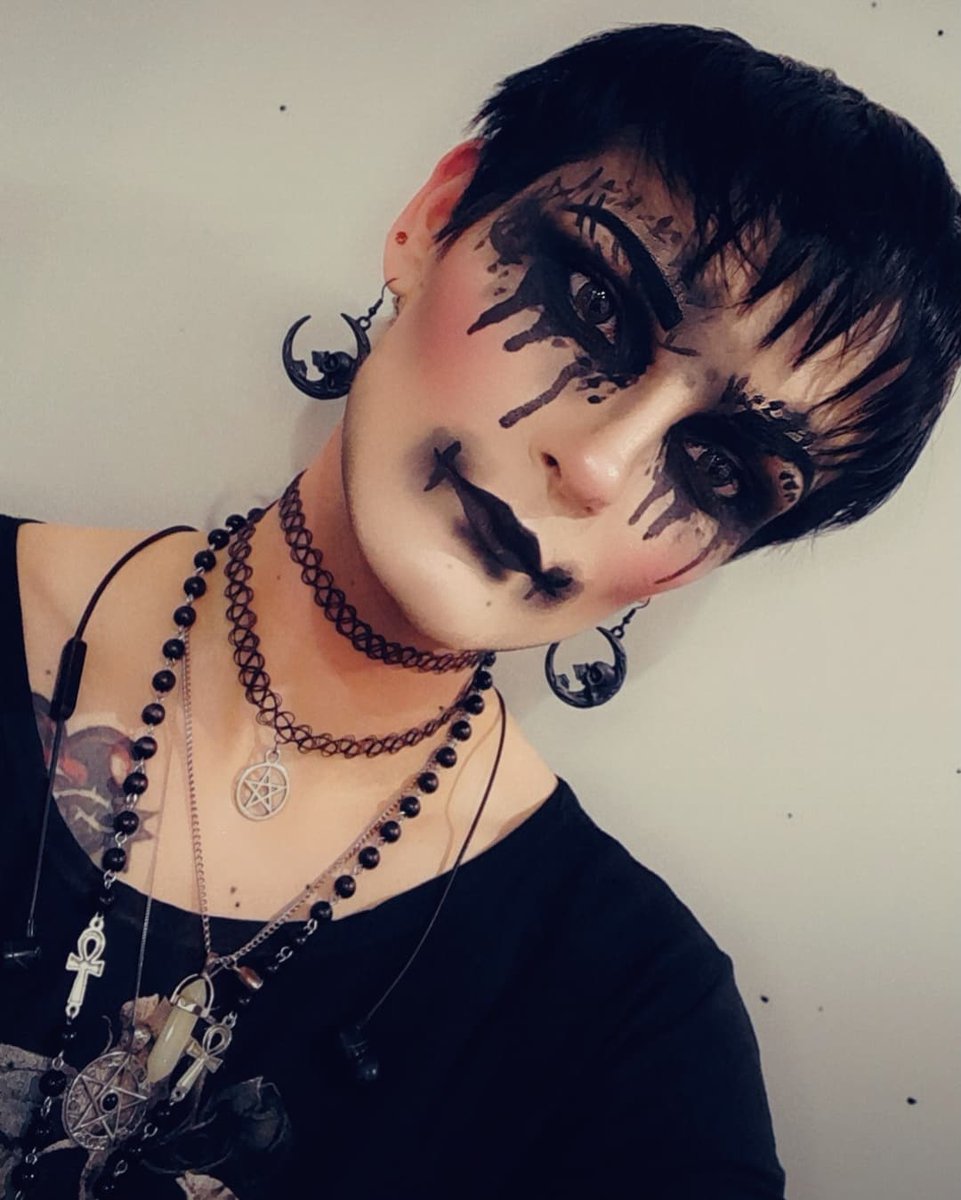 Inspired by the Motionless In White music video 'Thoughts &amp; Prayers' last night. I love October 🖤🧡🖤🧡

#gothicmakeup #MotionlessInWhite #ThoughtsAndPrayers #gothwoman