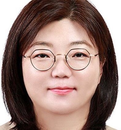 AboutMusicYT's tweet image. ADOR's current CEO about respecting the human rights of workers:

- "Artists are not included as workers".