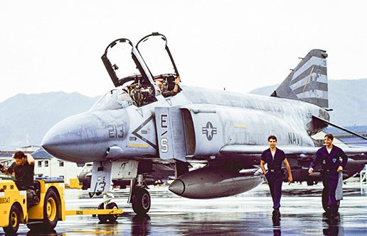 oldscalekits's tweet photo. あー‼️39年前だった❗️1985年5月の岩国FSDで展示された151のF-4S,153780。雨の中の帰投。いつか1/48でこれを作りたい！と思いながら…たぶん無理😔
リバーサルがだいぶいたんでるので、色も画質も悪いです。
#vf151
#F4S
#惜しい39年前の写真でした https://t.co/daLR9MKvos