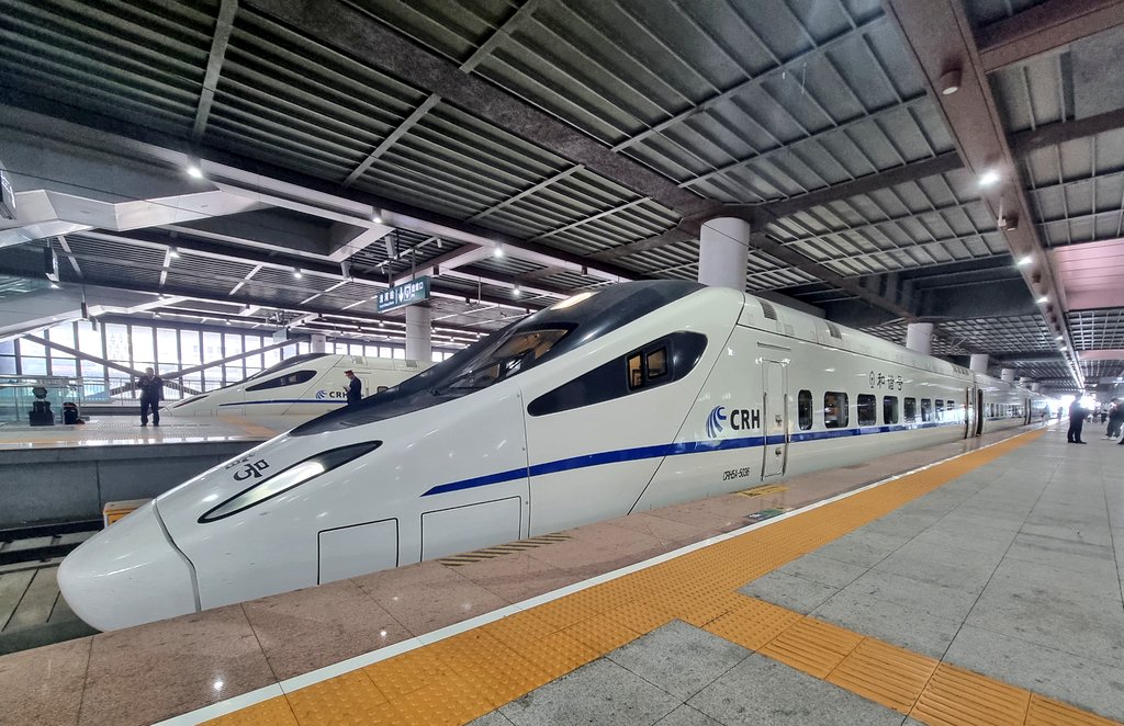 nonstopeurotrip's tweet photo. First Class on the @ChinaRailways #GreatWall Express 🚆 from #Beijing #Qinghe to #Badaling 🇨🇳🧱 22mins ⌚ 250km/h 🌬️ €3 💰 #China #NonstopEurotrip https://t.co/417vMHQ4lB