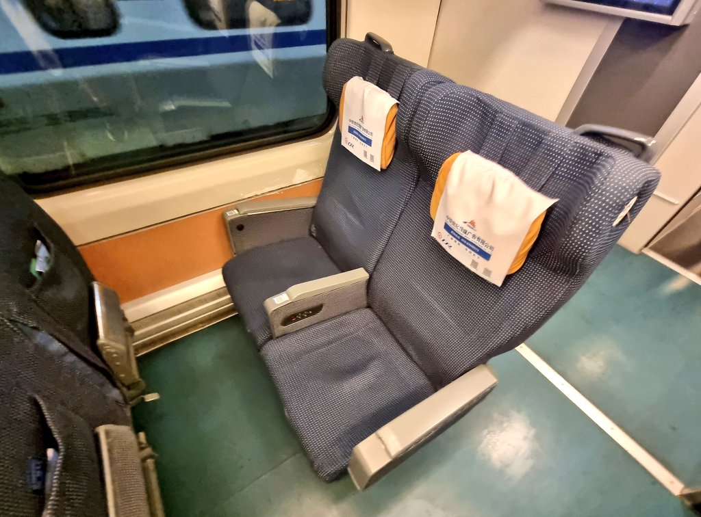 nonstopeurotrip's tweet photo. First Class on the @ChinaRailways #GreatWall Express 🚆 from #Beijing #Qinghe to #Badaling 🇨🇳🧱 22mins ⌚ 250km/h 🌬️ €3 💰 #China #NonstopEurotrip https://t.co/417vMHQ4lB