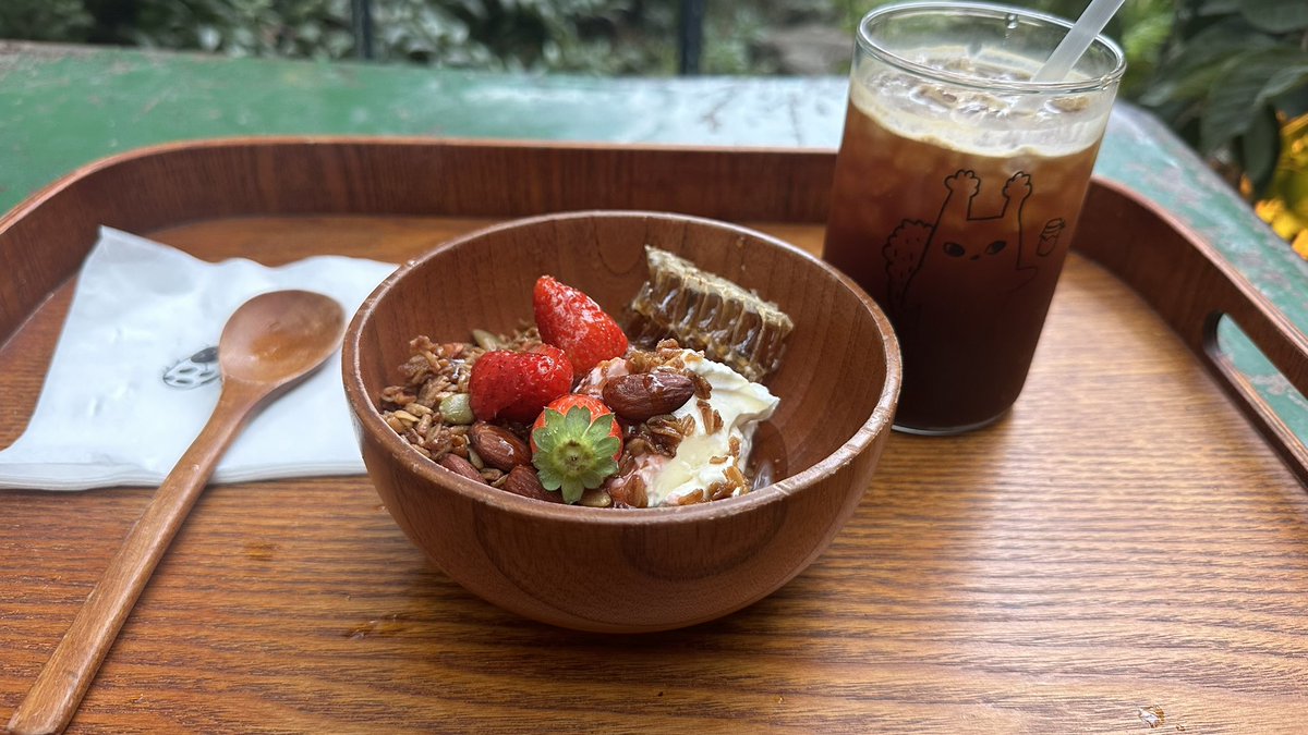 yumamay's tweet photo. ドトリ来たけどおひとり様挙動不審過ぎて泣きたいw😂
とりあえず隅っこの席へ…
コーヒー思ったより多くて飲み切るの大変ぞ…
はちみつの塊みたいなの美味しかった！ https://t.co/f0QuobDxyl
