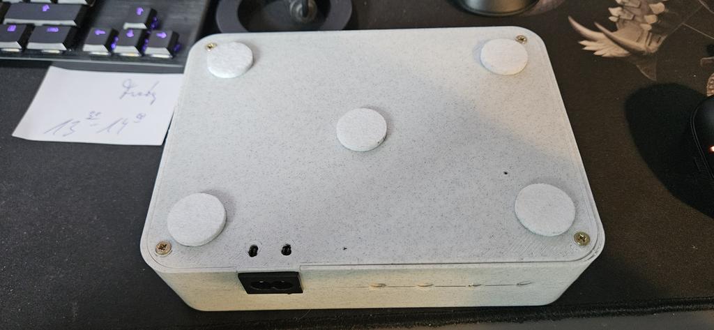 HanoukWilddog's tweet photo. I needed a charging station for my VR Body tracker. So i decided to make my own 😅. In the end the print needet some small changes but everething fits so good 😊. The electronics are out of an Amazon usb hub. #vrchat #fullbodytracker #diy #3dprinting https://t.co/mZcq9zwrFm
