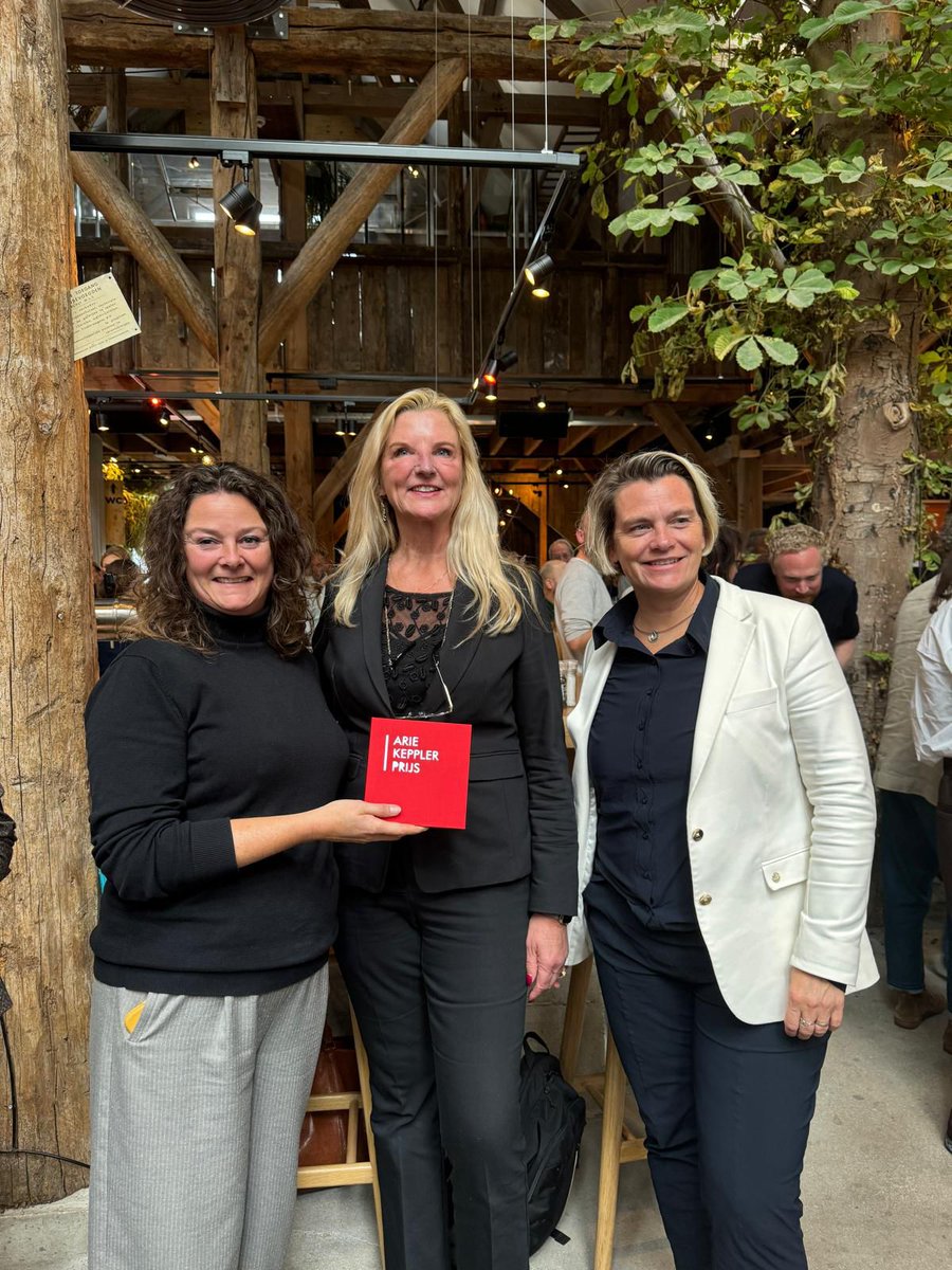 Ons stadhuis heeft de Arie Keppler Prijs gewonnen in het thema Verhalenvertellers. Wethouder Petra Bais en Marichel Weel van Zeestad kregen de prijs uitgereikt door gedeputeerde Esther Rommel van provincie Noord-Holland. Klik op de link voor een bericht: is.gd/hYObuA