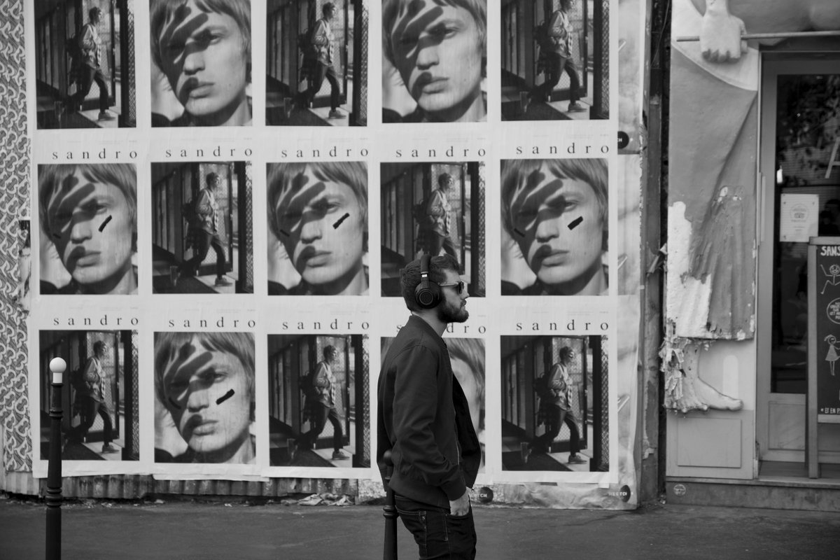 SeigiStreet's tweet photo. Amidst the countless faces on the wall, a man walks in tune with the rhythm of the city. A moment where art and reality intersect.

#UrbanRhythm #ArtAndReality #BlackAndWhite #StreetMoment #VisualDialogue https://t.co/hmT15GCK3o