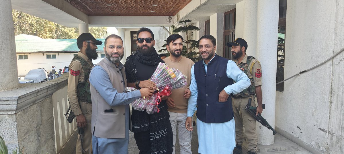 aapkamuddasir's tweet image. We received our brother and MLA @AamAadmiParty from Doda @MehrajMalikAAP at Srinagar Circuit House today. A fruitful discussion on strengthening ties and working together for the betterment of J&amp;amp;K. United for progress! #UnityForDevelopment #JammuAndKashmir #Leadership