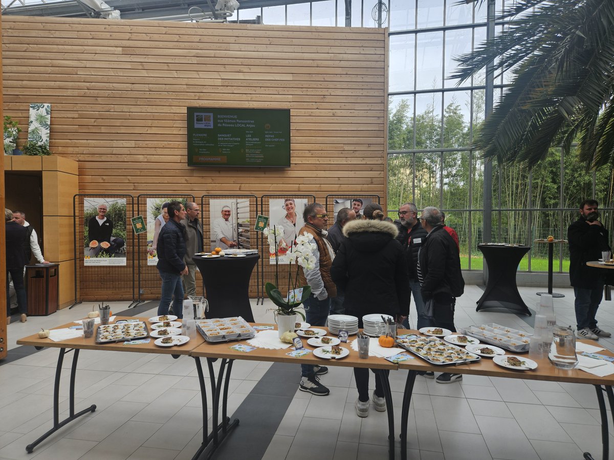 🌾<a href="/ChambagriPdL/">Chambres agri PdL</a> a célébré la 12ème édition des Rencontres du Réseau Local Anjou au Centre d'Affaires

Sous le thème "Autour de la table", des entreprises locales ont mis en avant leurs produits artisanaux et régionaux.

#ReseauLocalAnjou #ProducteursLocaux #CentreAffaires #Angers