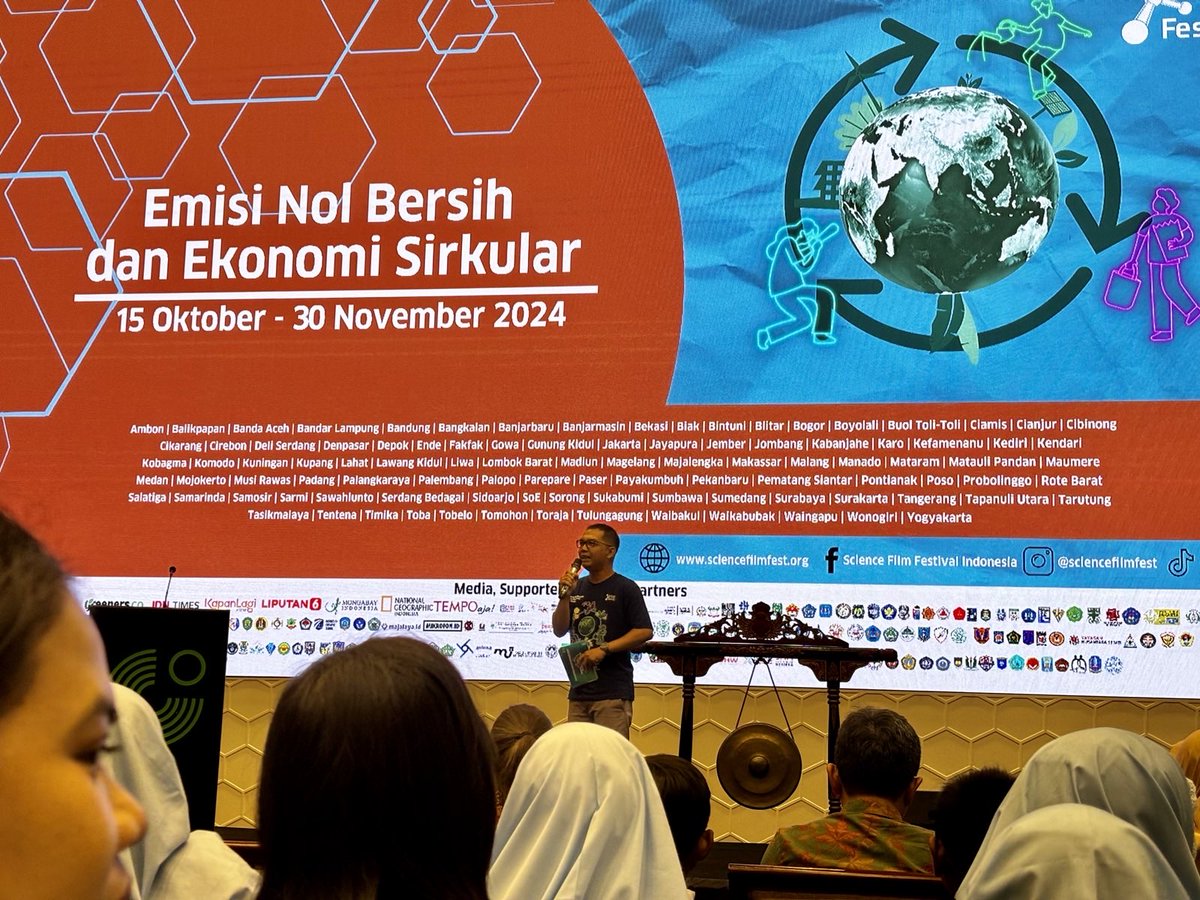 KedubesJerman's tweet photo. Hari ini (15/10) #DubesJerman Ina Lepel menghadiri Pembukaan #ScienceFilmFestival2024 (SFF). Kami bangga telah mendukung SFF sejak edisi pertama di tahun 2005. Tahun ini SFF membawa tema  #NetZero #CircularEconomy ke 100 kota di Indonesia. https://t.co/2rGoT1nh2W