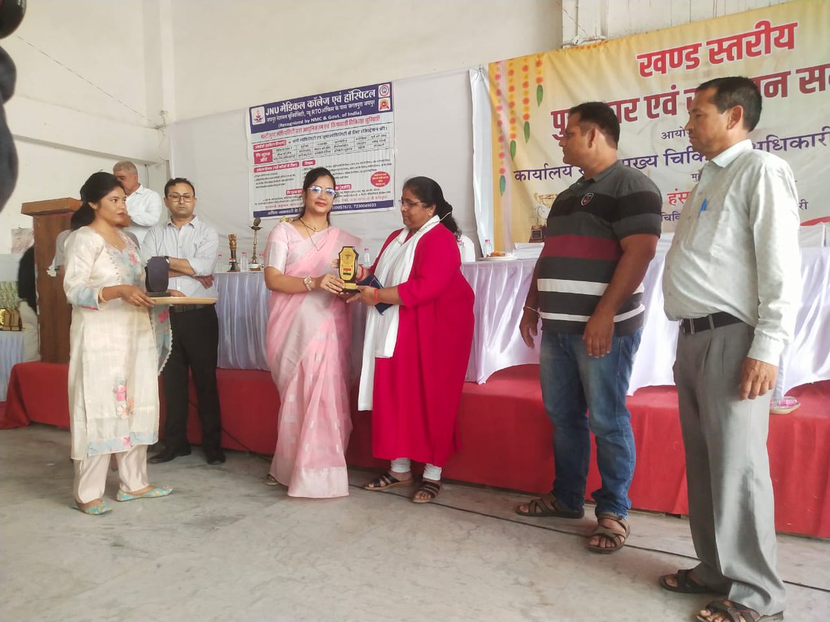 DoosraDashakFED's tweet photo. 🎉Honored Moment for Doosra Dashak Team 🎉
The Doosra Dashak team was recognized by the Sub District Hospital Health Department, Sub-Division Bassi, for outstanding work in health, hygiene and Corona Vaccination.💉👏
#DoosraDashak #HealthHygiene #VaccinationDrive #StayHealthy https://t.co/0PyUepDUNT