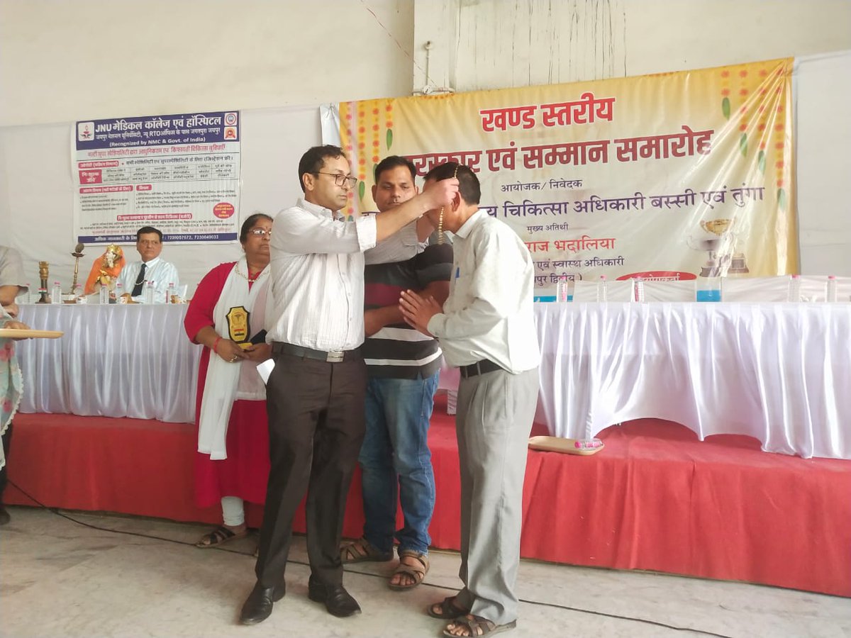 DoosraDashakFED's tweet photo. 🎉Honored Moment for Doosra Dashak Team 🎉
The Doosra Dashak team was recognized by the Sub District Hospital Health Department, Sub-Division Bassi, for outstanding work in health, hygiene and Corona Vaccination.💉👏
#DoosraDashak #HealthHygiene #VaccinationDrive #StayHealthy https://t.co/0PyUepDUNT