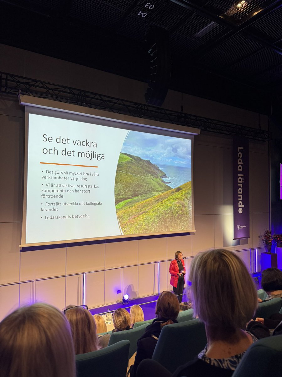 Lena Holmdahl inleder #ledalärande2024 med att tala om det som är möjligt och det sätter väl rätt riktning för denna viktiga och roliga dag.