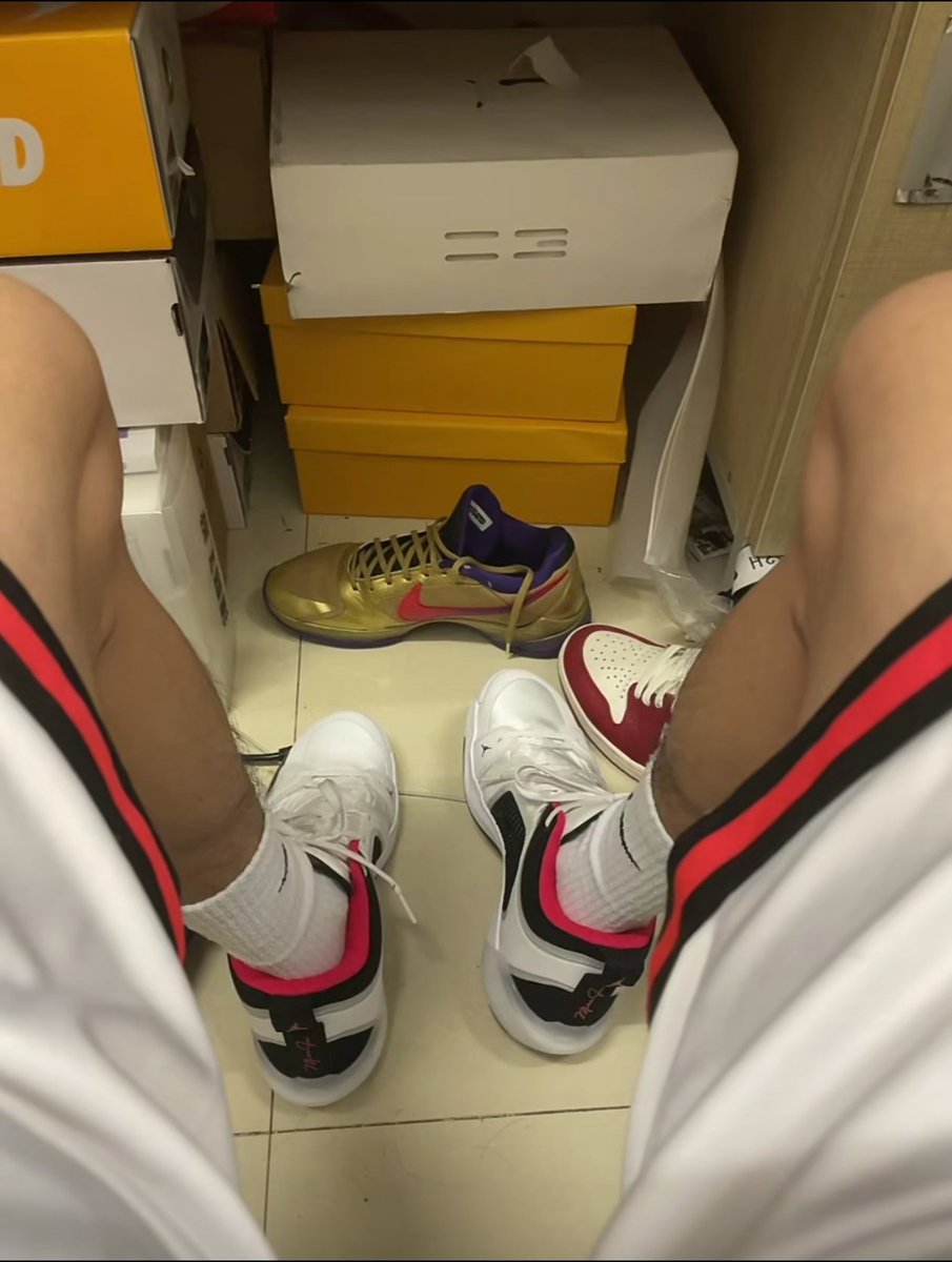 出门打球⛹🏻‍♂️
运动运动，锻炼身体🏀

#龙龙 #体育生 #白袜 #体育生S #黑皮 #黑皮体育生 #1s #白袜少年 #直男 #top #fyp