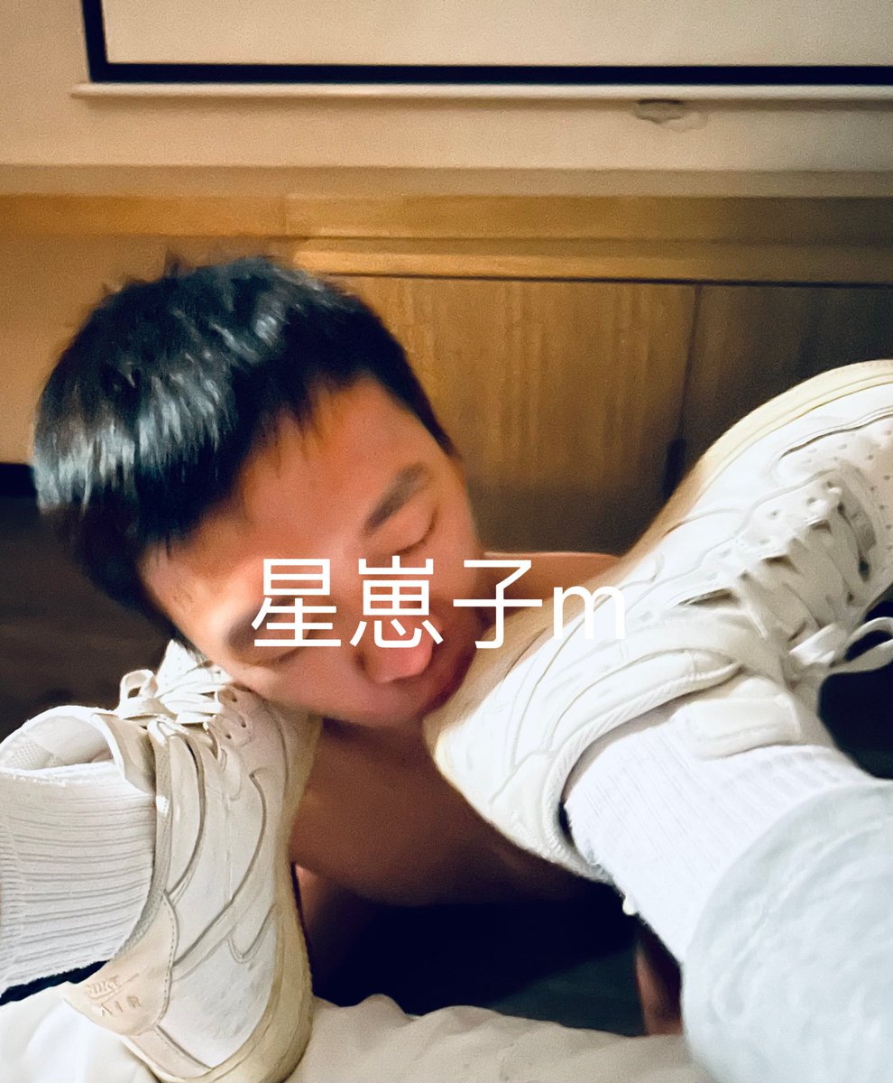 听说鞋底氧化的空军，在我的狗舌头👅下，会变白？爸爸鞋底缝里的渣滓都被我舔出来了，从鞋根舔到鞋尖，再舔完整个鞋面，蹭亮😛