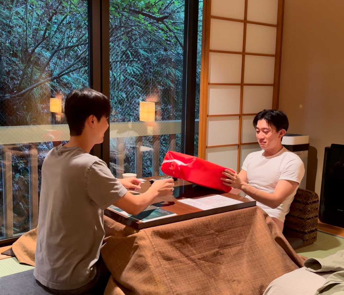 mpxxan's tweet photo. dai really did get overwhelmed and cried. just a year ago, he spent his birthday talking to his friends about making shun his and now fast forward, shun planned 3 days of birthday surprises for him 😭😭😭❤️

https://t.co/OGVHj9NOey

#DaiShun #DaiNakai #ShunNakanishi https://t.co/zTWV8K97yo