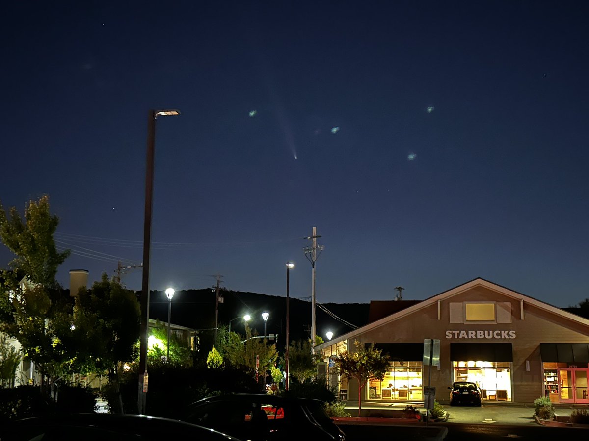 maheshsingh's tweet image. The 100-year #Tsuchinshan comet dropping by for a coffee at our local #Starbucks this evening in #Cupertino 😊