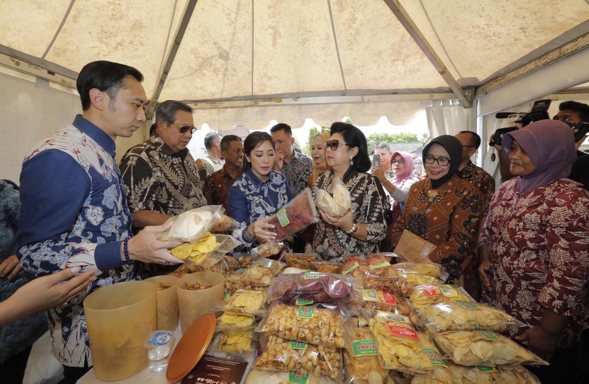 KIBCentre's tweet photo. Membeli produk UMKM selain berbagi rezeki juga berdampak pada pergerakan perekonomin daerah. Di marketplace mau pun toko offline, produk UMKM berkembang dengan pesat mulai dari produk tekstil, perabotan rumah tangga hingga produk kreatif lainnya.

#KIBCentre https://t.co/OcYL0qqYuJ