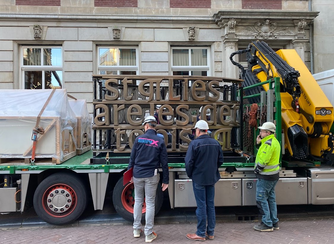 De eerste stukken van de #gevelbelettering van de nieuwe #bibliotheek van de <a href="/UvA_Amsterdam/">UvA Amsterdam</a> zijn gearriveerd in de Nieuwe Doelenstraat! <a href="/BibliotheekUvA/">UvA Library</a> #mijlpaal